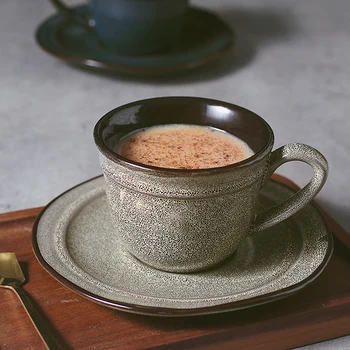 Skodelico kave keramični peči spremenite slog, Nordijska urad skodelice in krožniki opazila skodelice sivo modra kavo cappuccino visoko.
